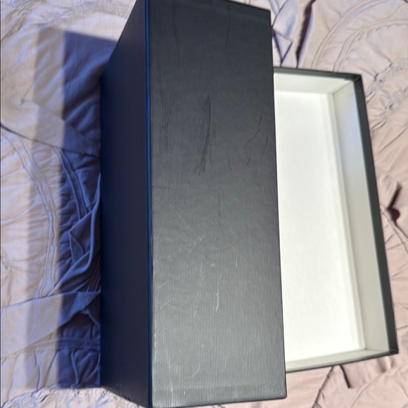 Gucci Luxury Black and White Shoe Box - Picture 3 of 4